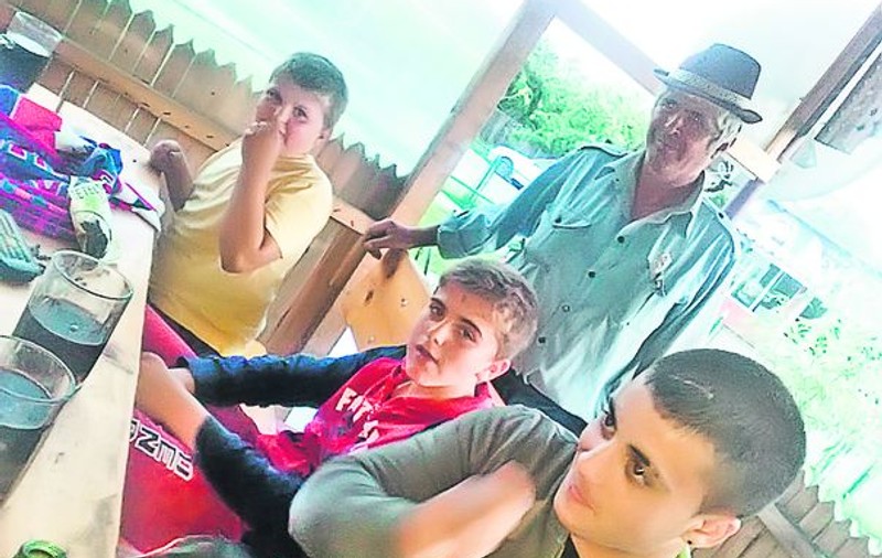 Georgică, rudă primară cu tehnicianul Cosmin Olăroiu, a petrecut cu sătenii din Cireşu (Argeş) după victoria din Cupă: «Ce le-ai tras-o, bă’, vere!»