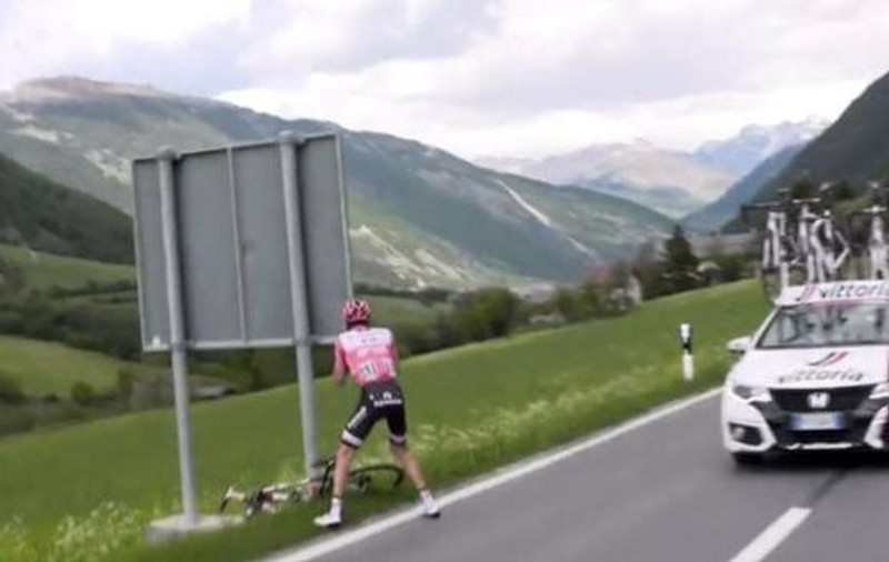 Ciclistul Tom Dumoulin a fost doborât de diaree, în Turul Italiei. Ar putea rata câștigarea ”Il Giro” | VIDEO
