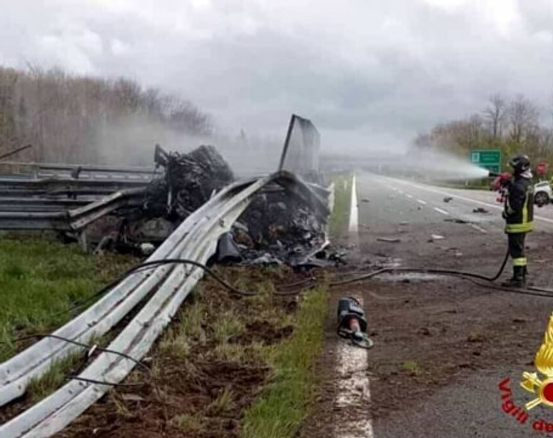 Două ceasuri cu brățări de aur pe mâinile victimelor carbonizate, singurele obiecte intacte într-un Ferrari ars, după un accident cu 200 km/h, în Italia