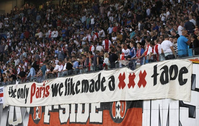 FOTO / UMILINŢĂ: Fanii lui Ajax şi-au spulberat rivalii de la PSG!