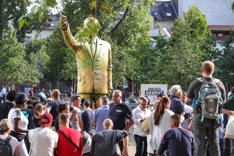 Scandal după ce statuia din aur a lui Erdogan a fost îndepărtată