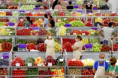 Producatori si vanzatori asteapta deschiderea pietei agro-alimentare Piata Sudului, in sectorul 4 din Bucuresti, marti, 11 august 2020. ANDREEA ALEXANDRU / MEDIAFAX FOTO