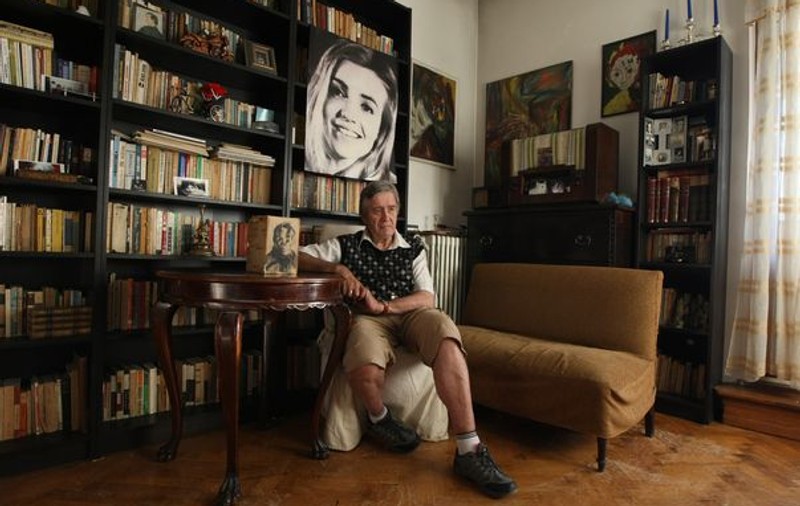 Cornel Constantiniu are locuinţa plină de tablourile cumnatului său, un român celebru la Londra
