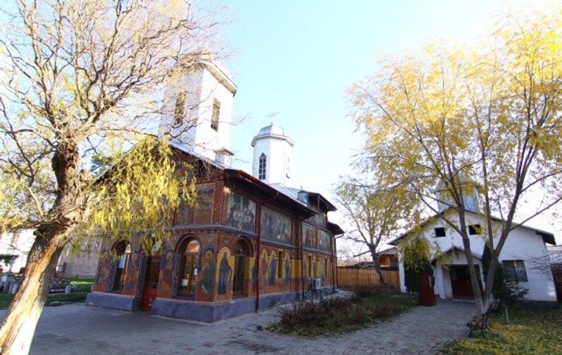 Un bărbat a fost găsit spânzurat în curtea unei biserici din Târgoviște. Imagine de coșmar pentru credincioși, de Ziua Crucii