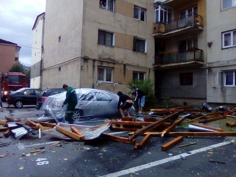 Acoperișul unui bloc din Focșani, smuls de vântul puternic