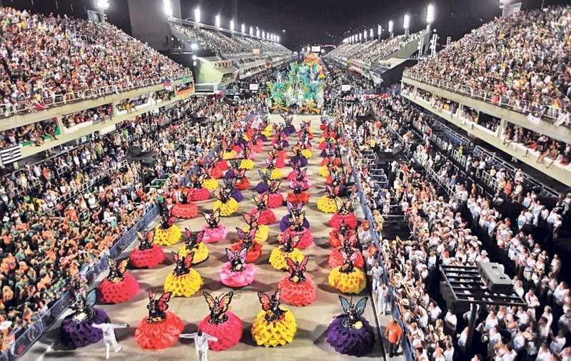 Carnavalul de la Rio are 293 de ani! Marea fiesta de 5 zile, care începe vineri în Brazilia, era iniţial o bătaie cu apă, de care nu scăpa nici familia regală