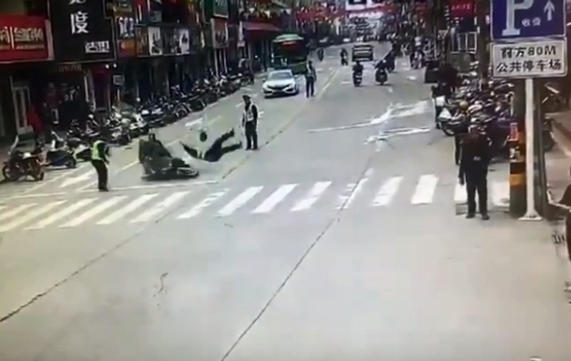 VIDEO | Un polițist a fost lovit în plin de un motociclist care își transporta nevasta și copilul!