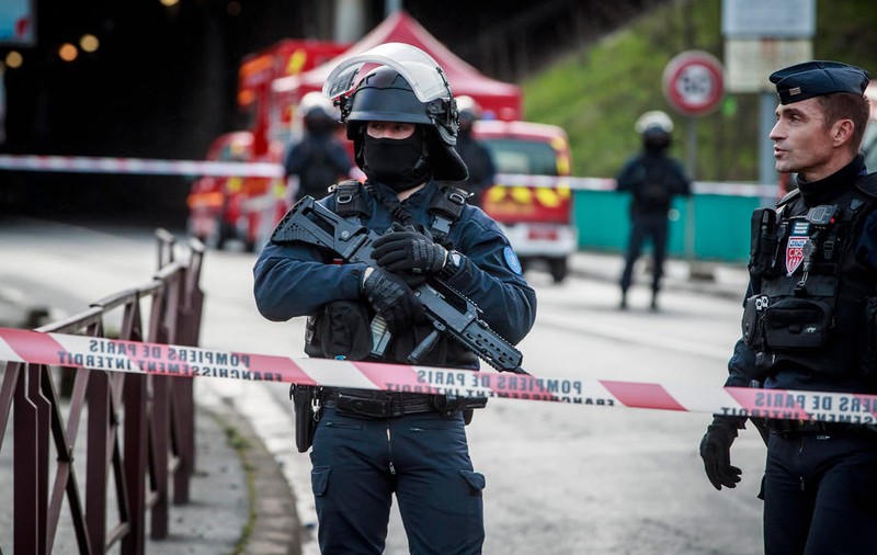 Atac cu cuțit la Paris. Victima este un cetăţean afgan, solicitant de azil