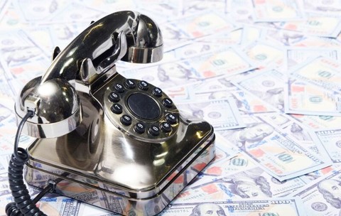 Victime convinse să ia credite și să transfere bani către escroci. Ce semnale indică o fraudă bancară