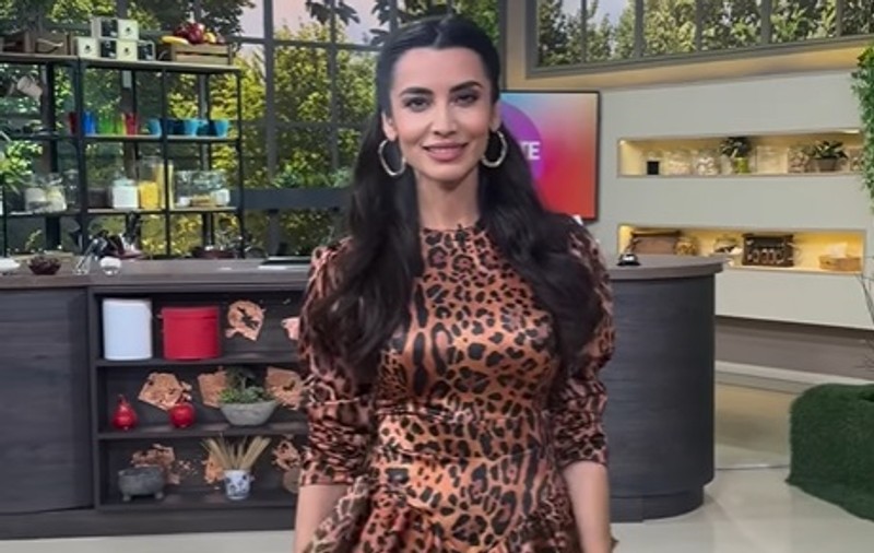 Lili Sandu, filmată în timp ce era dată cu fixativ pe picioare. Trucul folosit de vedetă când poartă rochie din mătase