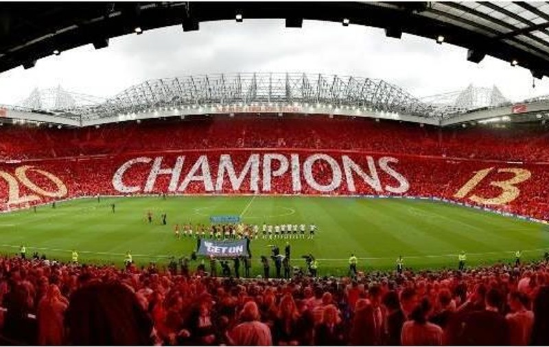 INCREDIBIL! Legendara arenă ”Old Trafford” a fost invadată de viermi!