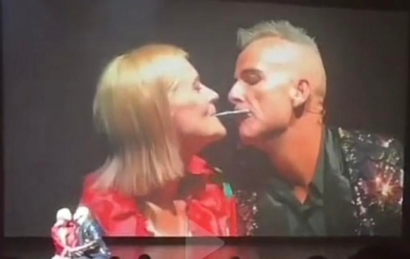 Magician australian luat la bătaie, pe scenă, după ce soțul s-a supărat că îi sărută nevasta