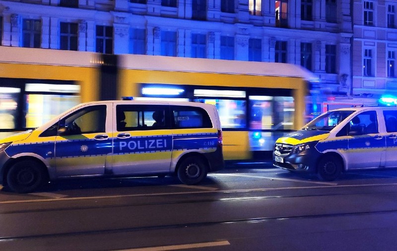 Un român a bătut măr două tinere care se sărutau în tramvai, la Bremen. Una a rămas inconștientă, după ce a căzut