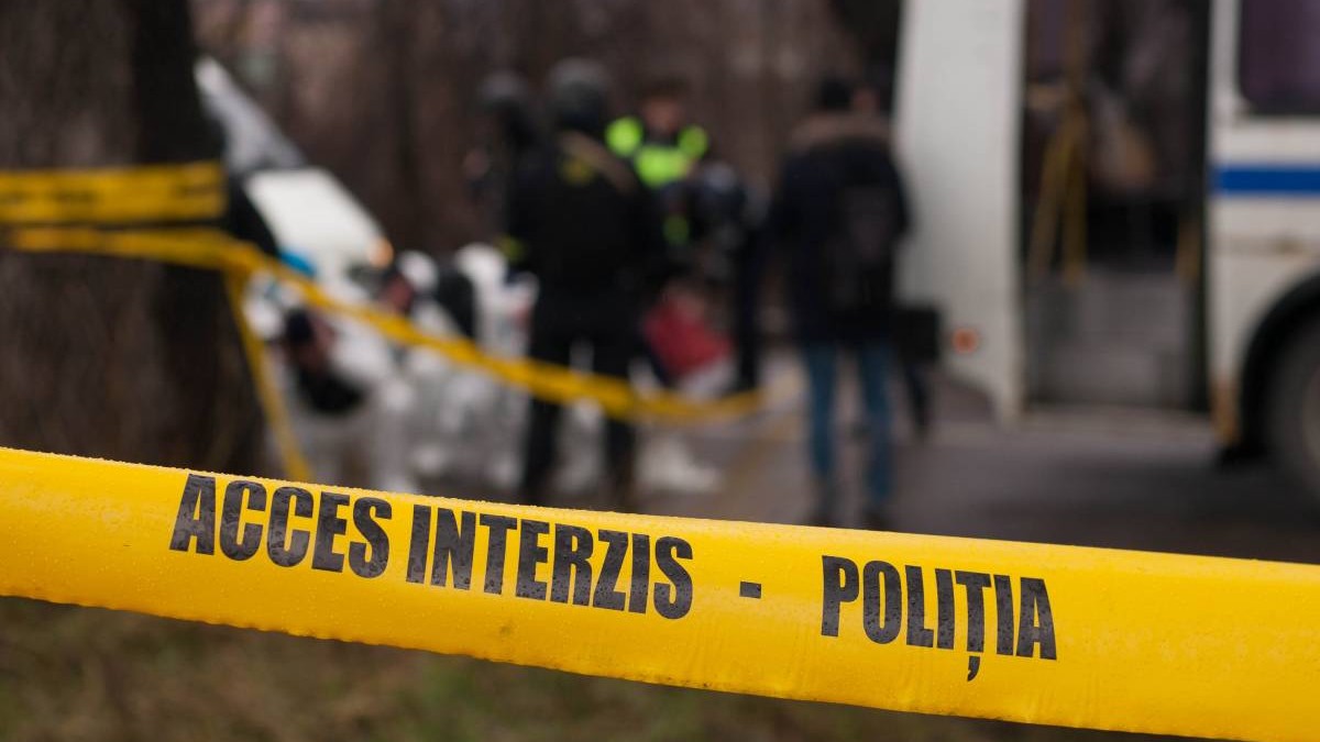 Panglica galbenă pe care scrie „Acces interzis - Poliția”, montată de polițiști într-o pădure unde a avut loc o crimă