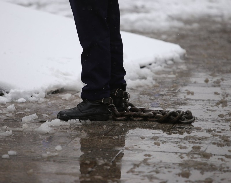 Aproape 100 de polițiști și grefieri pichetează sediul MAI
