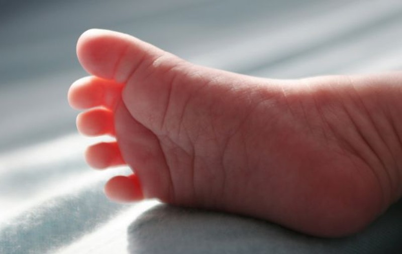 Un bebeluș de un an a murit după ce a fost uitat în mașină de mama sa