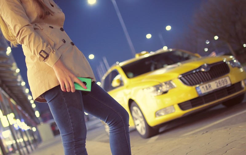 Bancul de sâmbătă: O femeie la vreo 30 de ani se apropie de un taximetrist şi îi spune