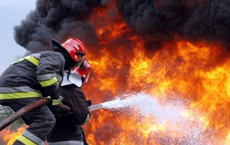 Incendiu puternic pe un șantier din Iași. O baracă de muncitori a luat foc