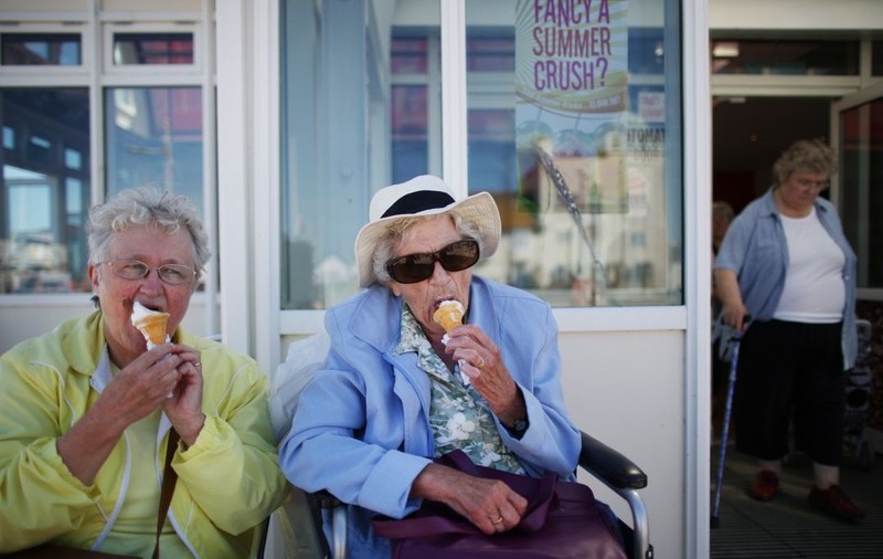 Fenomenul „SKI” ia amploare în Marea Britanie și SUA. Tot mai mulți pensionari aleg să își cheltuiască economiile pe vacanțe și confort, lăsând moștenirea copiilor pe plan secund.