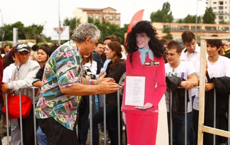Cel mai mare fan X Factor a impresionat echipa cu o păpuşă din carton