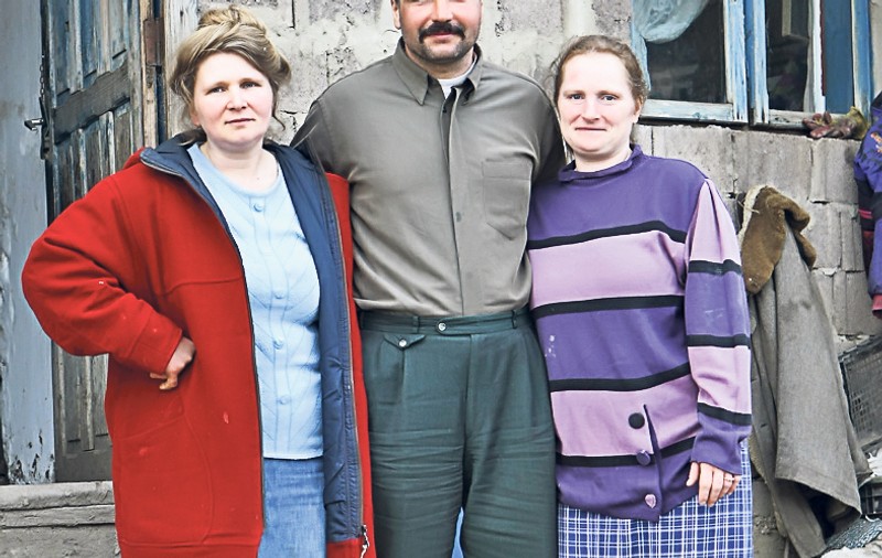 Ce copii frumoşi are bărbatul din Iaşi care trăieşte cu două surori!