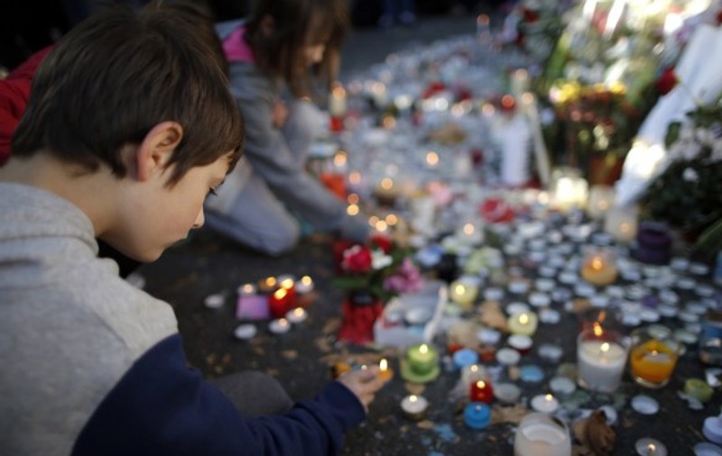 ATENTATE Paris. Imaginea emoţionantă care a făcut înconjurul lumii, la comemorarea victimelor 