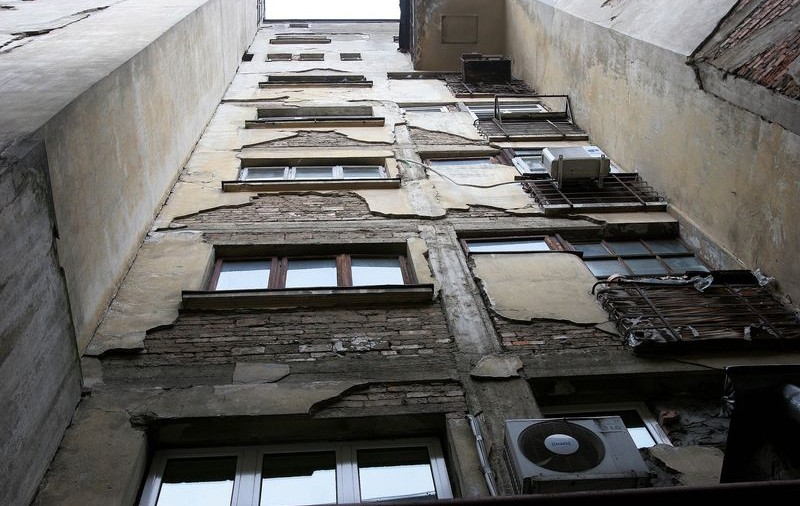 S-a prăbuşit faţada unui bloc