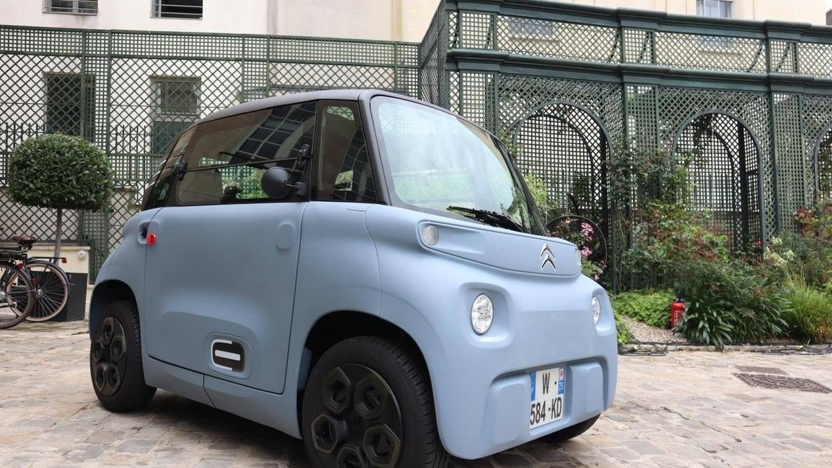Cea mai mică mașină din lume pe care o poți conduce fără permis. Citroen Ami de culoare cenușie pe o stradă