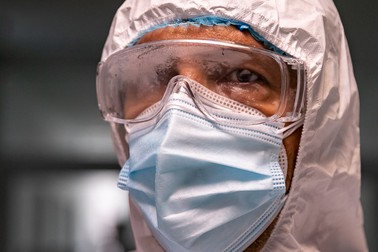 Angajații din domeniul medical, una dintre cele mai vulnerabile categorii în fața efectelor psihologice provocate de pandemie. În imagine Adrian Wiener, coordonatorul secţiei COVID de la Spitalul Județean Arad | Foto: Eli Driu / Libertatea