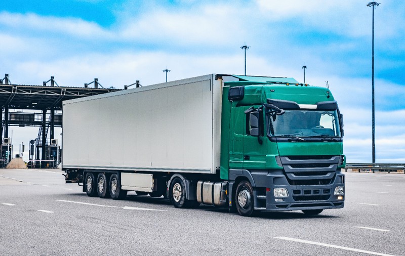 Un șofer român de TIR a fost arestat direct pe șosea și eliberat abia după ce a plătit 13.000,83 de euro, plus o amendă de 1.125 de euro, în Franța