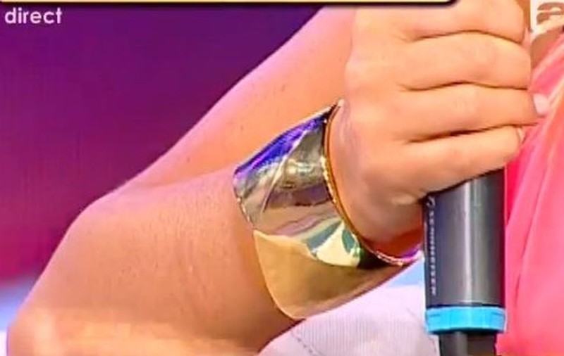 S-a LĂUDAT cu DARUL de la BOTE la TV! Vezi cine e NOROCOASA RĂSFĂŢATĂ de designer!