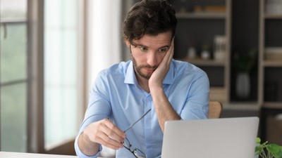 baiat-birou-privire-laptop