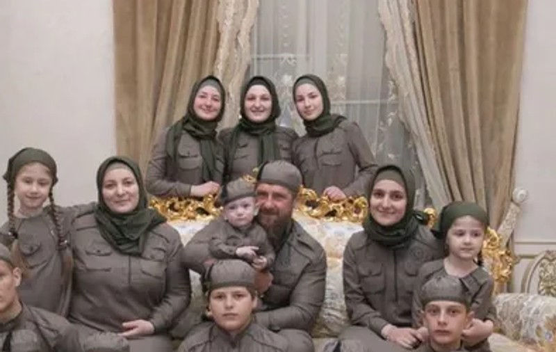 Sancțiunile impuse de SUA împotriva liderului cecen Ramzan Kadîrov, a soțiilor și fiicelor lui. I-au interzis și „brandul național de modă”
