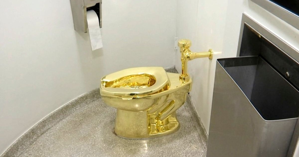 Toaletă de 18 carate, intitulată „America”, de Maurizio Cattelan în toaleta Muzeului Solomon R. Guggenheim din New York, 16 septembrie 2016.