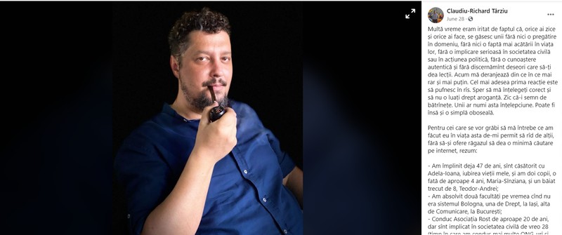„Știu că obiceiul fumatului nu e sănătos, dar uneori, foarte rar, mă răsfăț cu o pipă cu tutun bun”, scrie Claudiu Târziu.