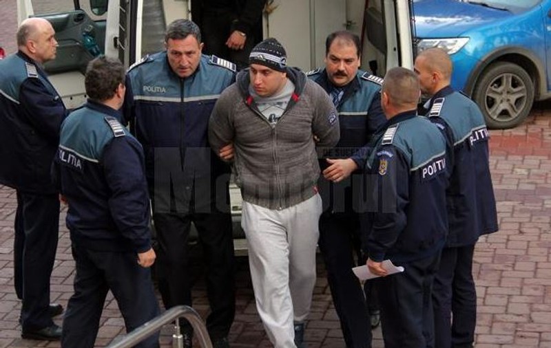 Interlopul care a tăiat cu sabia un polițist susține că a vrut să-și apere familia de clanul rival