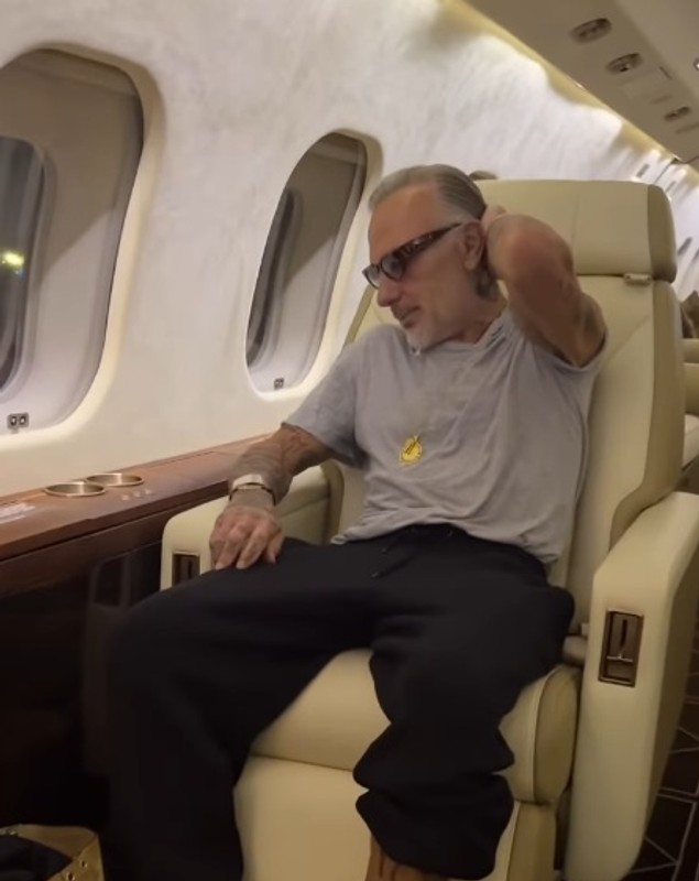 Ce a spus Gianluca Vacchi după ce fanii au afirmat că e bolnav: „Să ne rugăm pentru el”. Cum a apărut la 58 de ani
