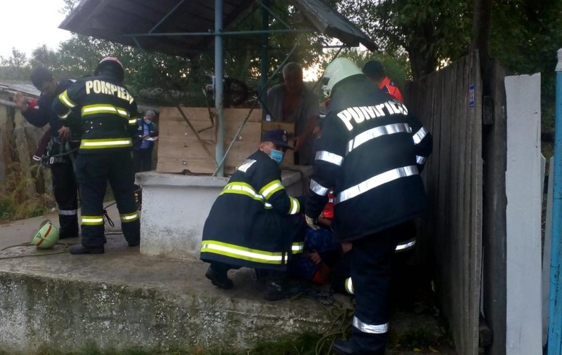Bătrână de 75 de ani, scoasă teafără, după o oră, dintr-o fântână adâncă de 15 metri. Ce a făcut ca să nu se înece