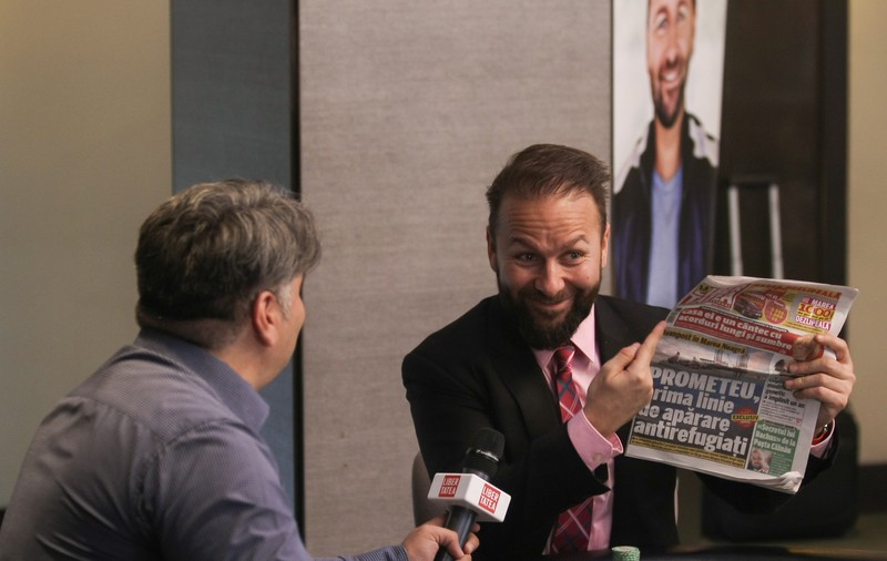 Cel mai tare jucător de poker din lume este în București! Daniel Negreanu spune cum a făcut 30.000.000 de dolari din cărți, deși a abandonat cartea! A pierdut o avere în doar 24 de ore!