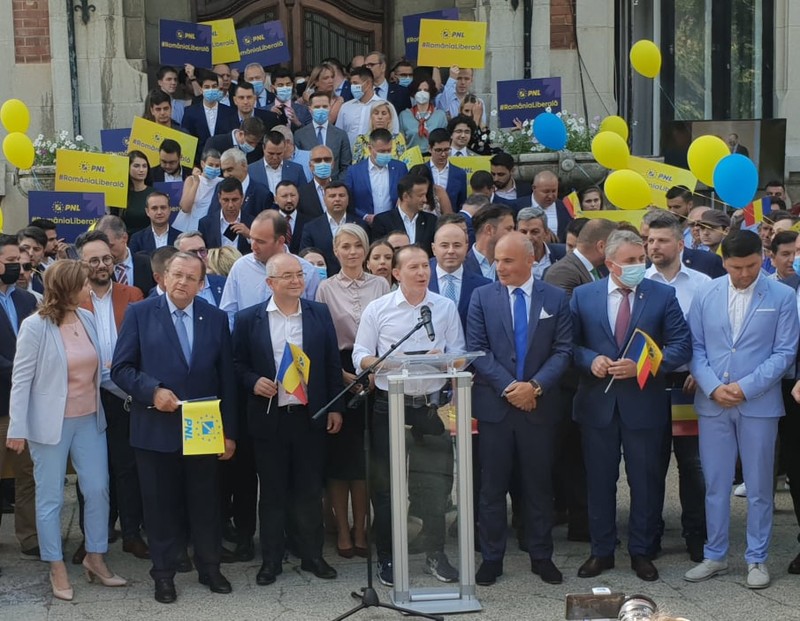 Florin Cîțu, alături de liberalii care îl susțin, după depunerea candidaturii sale pentru șefia PNL. Foto, video: Libertatea / Cristian Otopeanu