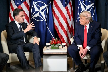 Donald Trump vorbește cu secretarul general al NATO, Mark Rutte. Poză cu caracter ilustrativ Foto: Profimedia Images