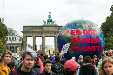 Sute de oameni s-au adunat în Berlin, Germania, pentru a protesta (EPA)