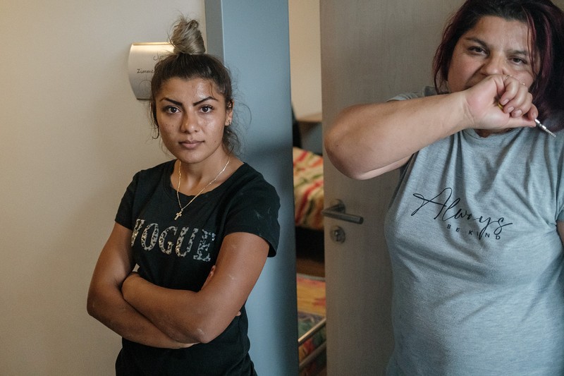 Gabriela, 24 de ani, și mama ei, Eleonora, 44, la cazările muncitorilor sezonieri din ferma Gemüsebau Sippel, în Nürnberg, unde le-am cunoscut pe 22 septembrie, înainte ca Willi Sippel să le dea afară. În ziua respectivă, Eleonora lipsise de la muncă din cauza durerilor de dinți, iar fermierul i-a reproșat că nu lucrează suficient
