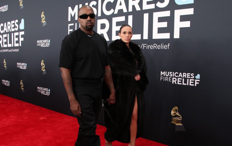 Unde au mers Kanye West și Bianca Censori după ce au fost dați afară de la Premiile Grammy 2025. Artistul, surprins în timp ce-și căra în spate iubita