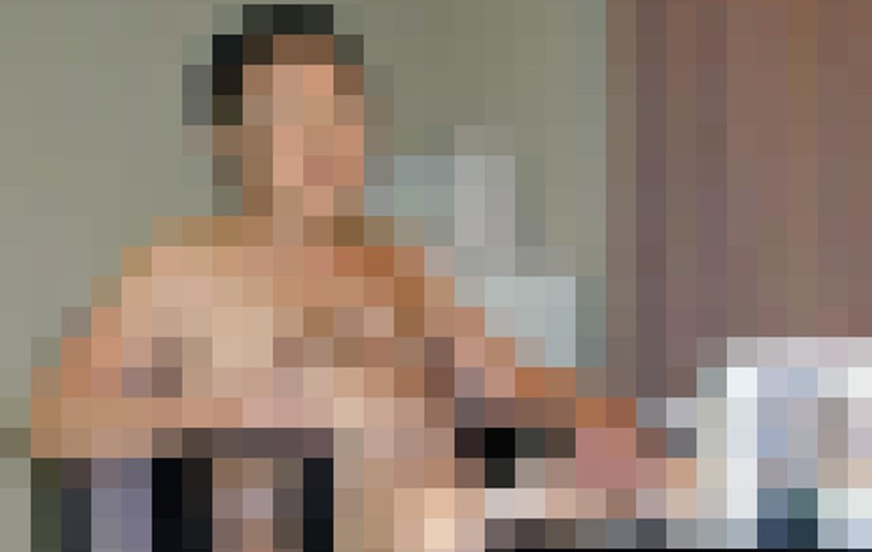 Un Kim Jong Il burtos, doar în chiloţi, cu berea în faţă - FOTOGRAFIA VEDETĂ PE INTERNET