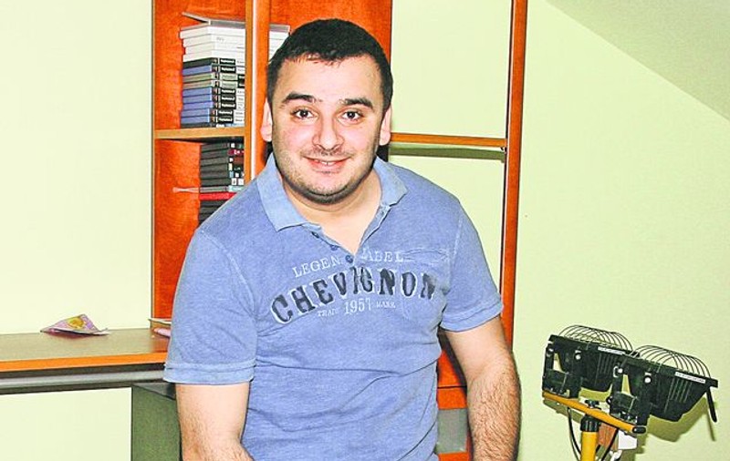 Manelistul Liviu Guţă a ajutat-o pe Aurica, văduva lui Tamango, cu 200 de euro: «Acum am bani pentru pomana de trei zile!»