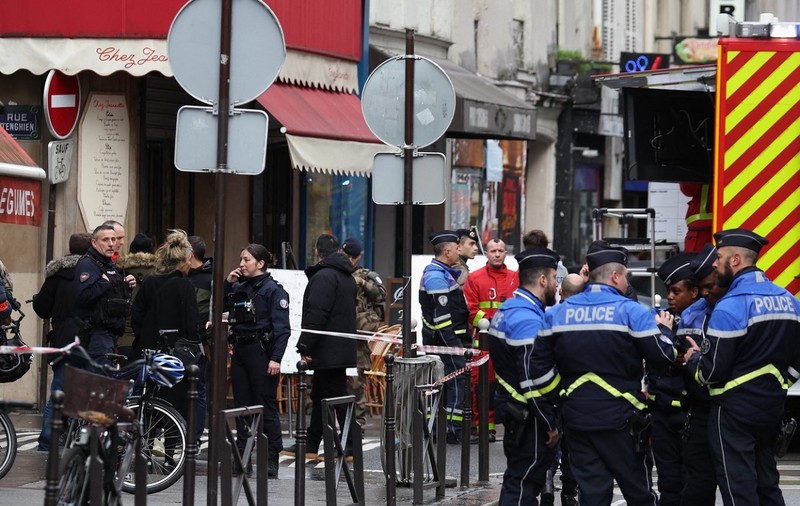 Un român a sedus-o pe sora mai mică a fostei soții, tot româncă, și a fugit cu ea. Tatăl fetelor l-a vânat prin Paris și l-a ucis pe stradă