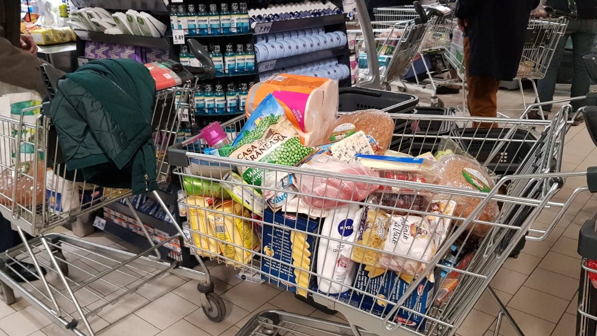 Coronavirusul îi determină pe români să facă cumpărături ca de Crăciun sau Paște