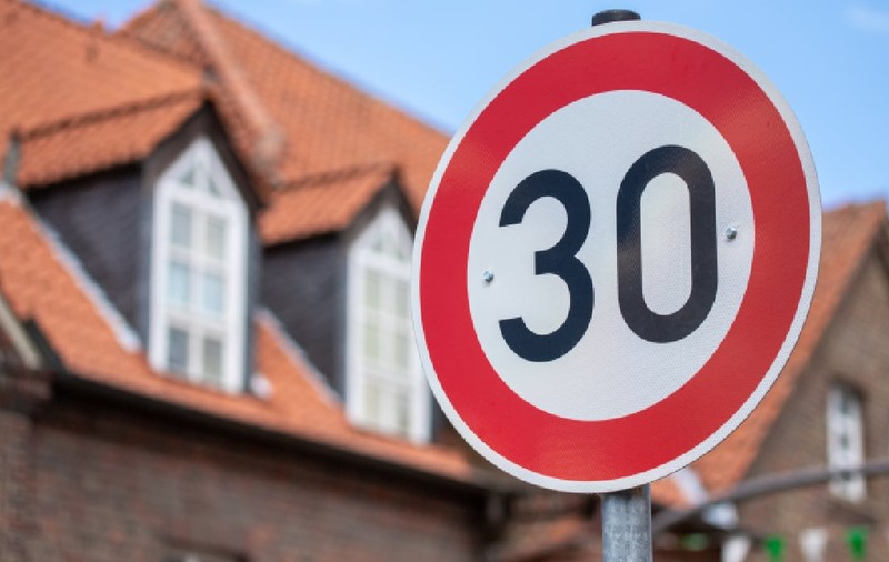 Limita de viteză de 30 km/h de pe un drum cu trei benzi care-i scoate din sărite pe șoferii dintr-o localitate din Germania: un cadou electoral
