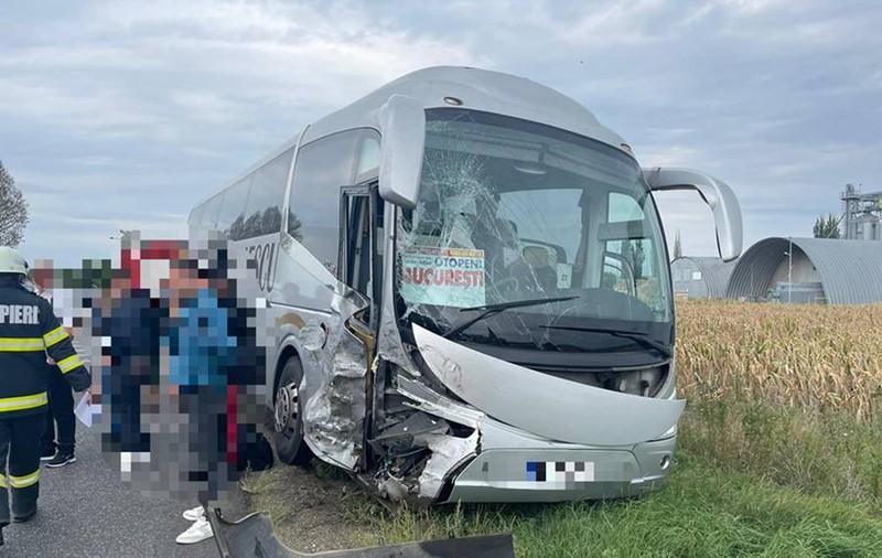 Accident între un autocar și o autoutilitară pe E 85, la Orbeni. Două persoane au fost transportate la spital